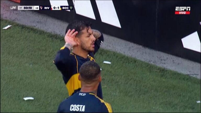 Leandro Paredes de Boca Juniors celebra un gol frente a River Plate.