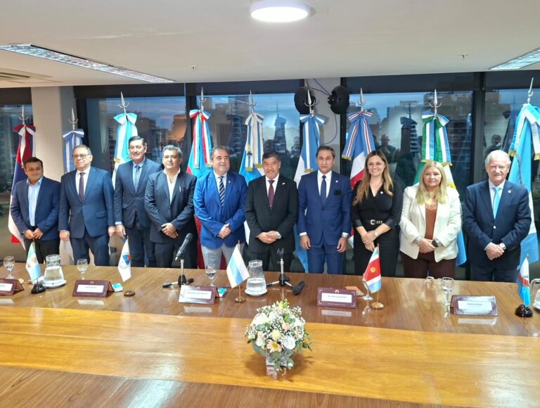 Autoridades del Parlamento del Norte Grande durante la sesión plenaria en Tucumán