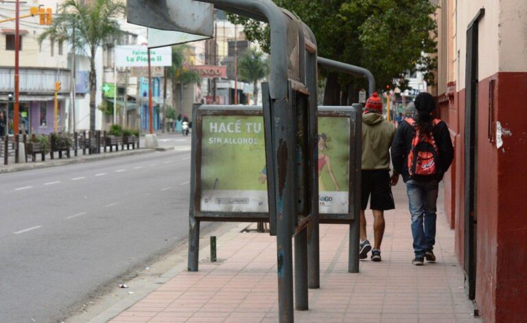 Colectivos detenidos en una terminal de Santiago del Estero durante el paro de transporte.