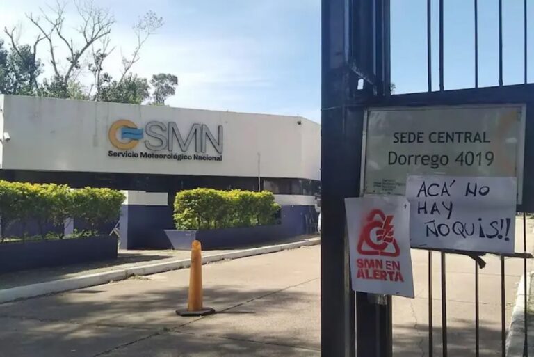 Trabajadores del Servicio Meteorológico Nacional en asamblea y paro en la sede central del organismo.