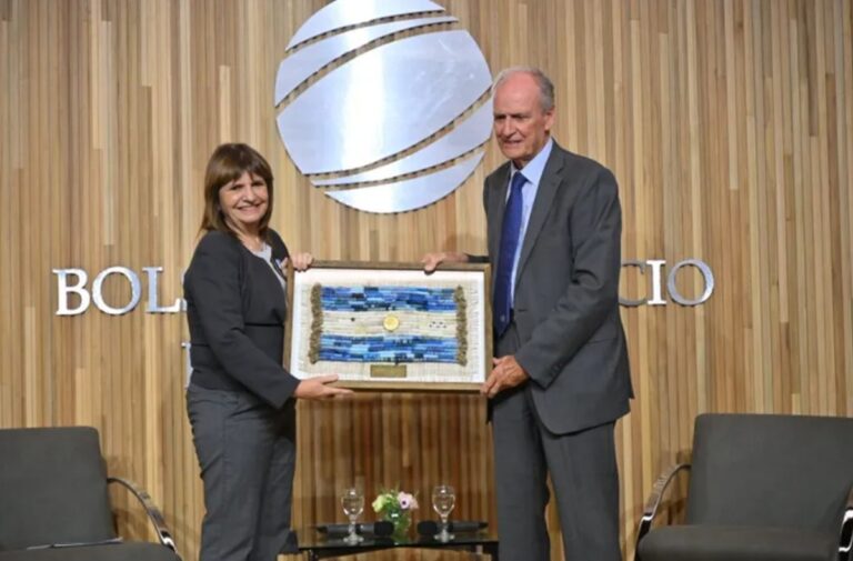 Patricia Bullrich durante una conferencia de prensa en la Bolsa de Comercio de Córdoba