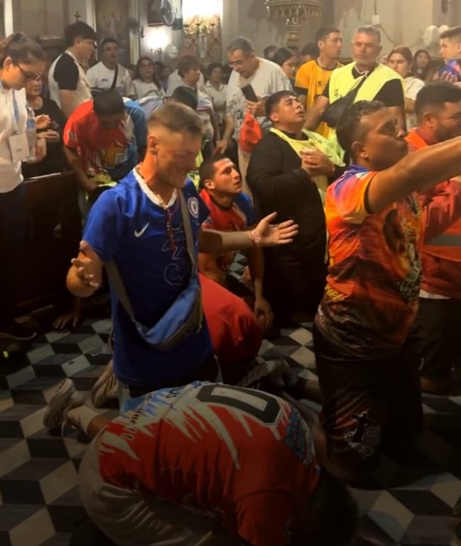 Grupo de peregrinos del Hogar de Cristo frente a la Basílica de la Virgen del Valle en Catamarca.