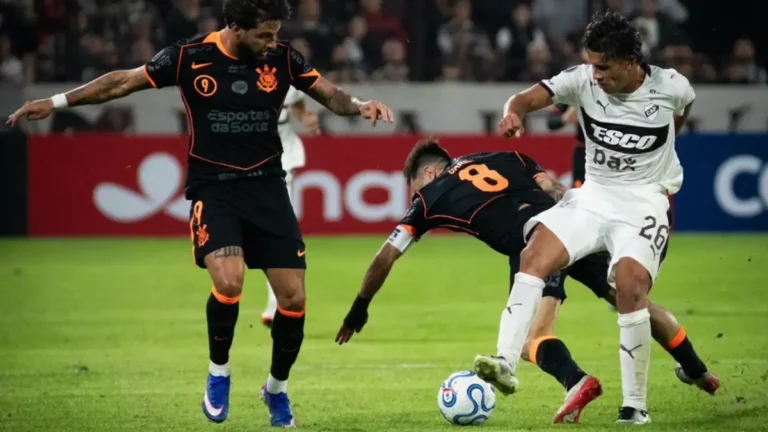 Jugadores de Platense y Corinthians durante el partido de Copa Libertadores en el estadio Ciudad de Vicente López.