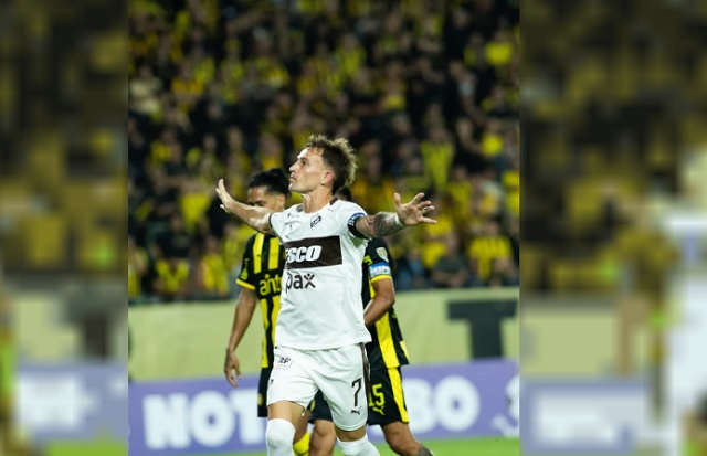 Jugadores de Platense celebran un gol frente a Peñarol en el estadio Campeón del Siglo.