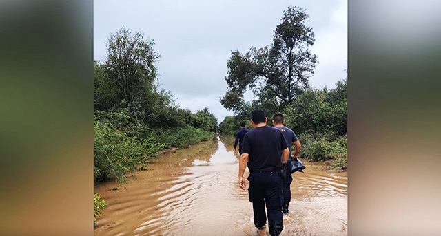 Efectivos policiales en zona rural de Santiago del Estero durante operativo de asistencia