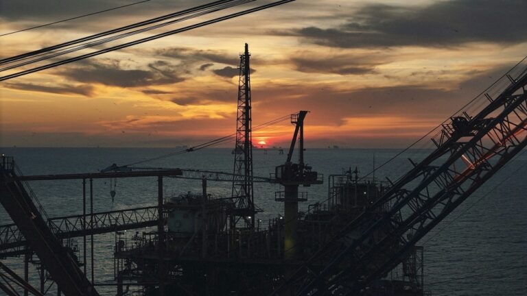 Gráfico que muestra la caída en el precio del petróleo y un buque petrolero cerca del Estrecho de Ormuz.