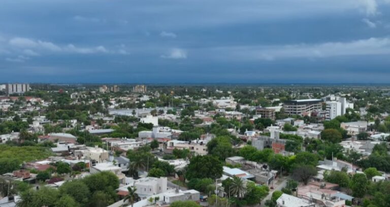 Mapa del pronóstico del tiempo mostrando la provincia de Santiago del Estero con iconos de nubes y lluvia.