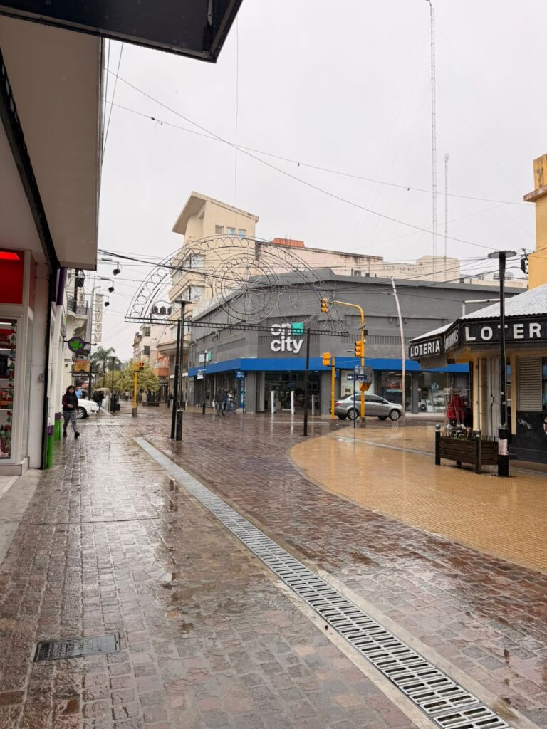 Cielo cubierto y calles mojadas por la lluvia en Santiago del Estero.