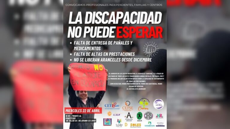 Personas manifestándose frente al Ministerio de Salud en Santiago del Estero