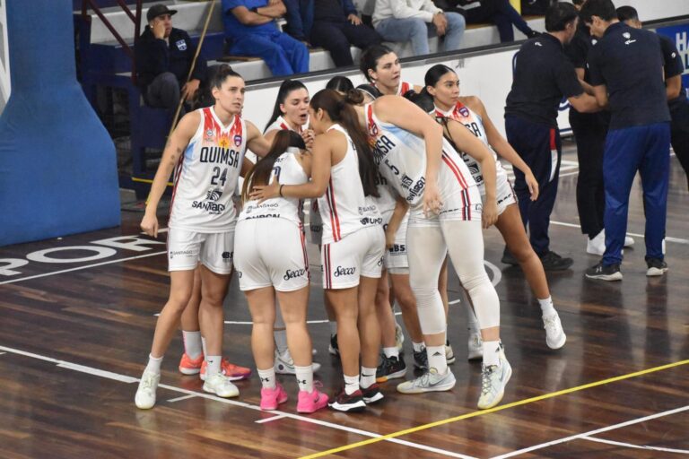 Jugadoras de Quimsa en acción durante el partido de playoffs contra Náutico en Rosario.