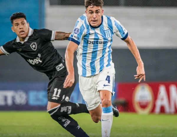 Jugadores de Racing Club y Botafogo durante el partido en el estadio Presidente Perón.