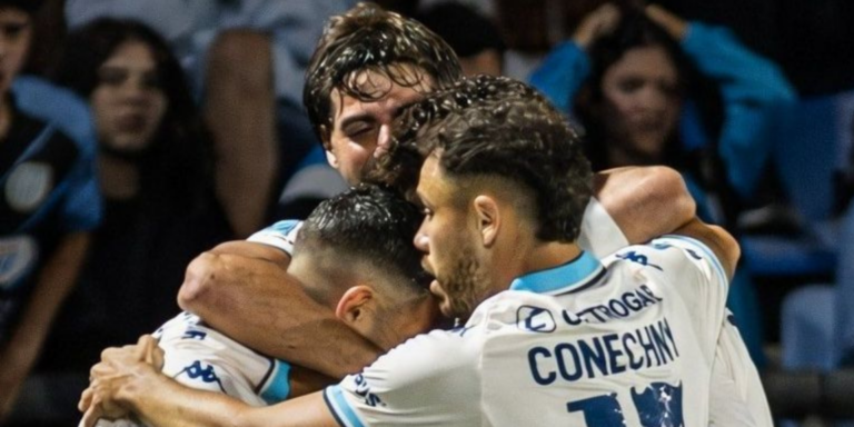 Jugadores de Racing Club e Independiente Petrolero en partido de Copa Sudamericana.