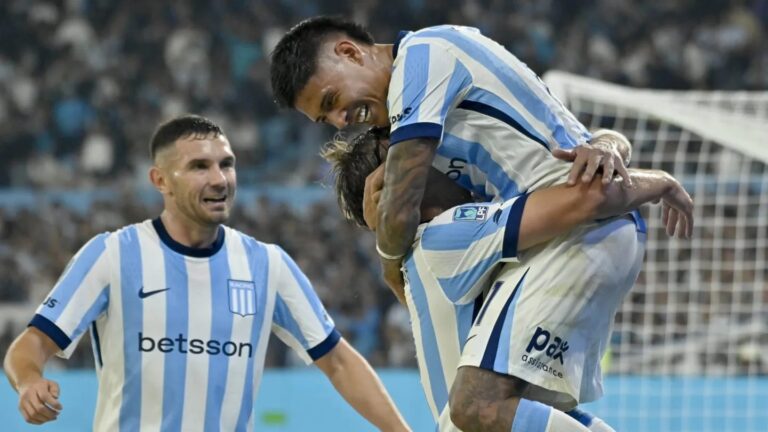 Jugadores de Racing Club en partido de Copa Sudamericana