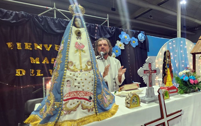 Multitud de fieles recibe a la réplica de la Virgen del Valle en el Nodo Tecnológico de La Banda, Santiago del Estero.