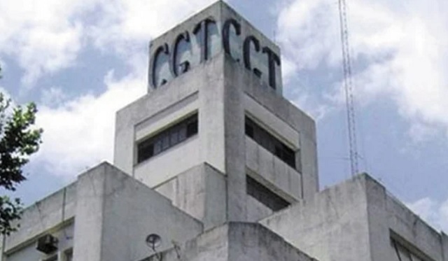 Edificio de tribunales con bandera argentina en Santiago del Estero