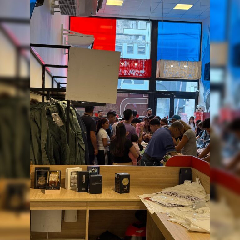 Garaje sale de Le Parc Men en Santiago del Estero con remeras y jeans en oferta