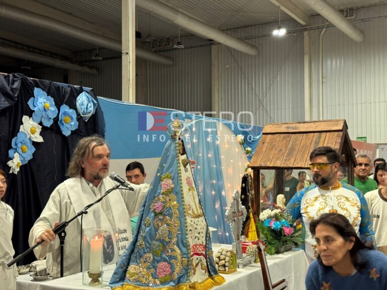 Réplica de la Virgen del Valle ingresando al Nodo Tecnológico de Santiago del Estero, acompañada por peregrinos.