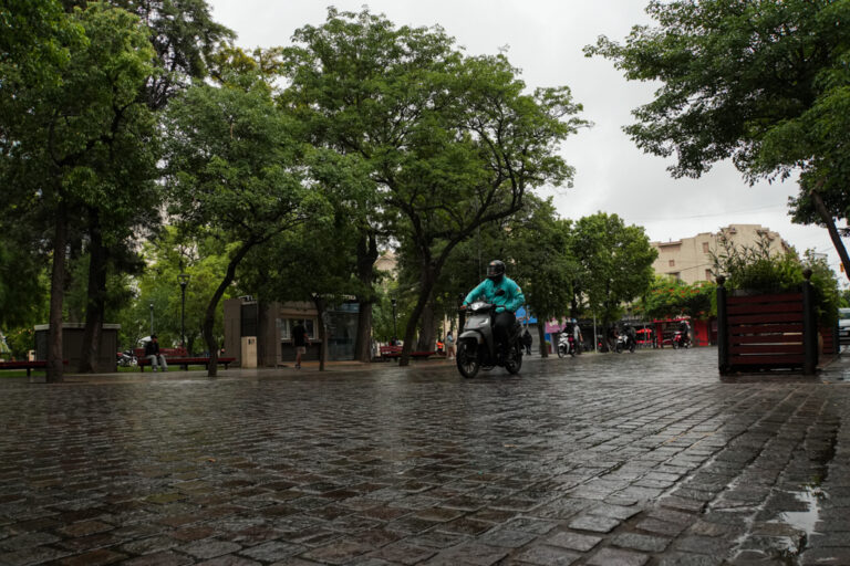 Cielo cubierto y ambiente húmedo en Santiago del Estero durante la mañana.