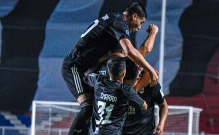 Deportivo Riestra celebra un gol en el Nuevo Gasómetro ante Montevideo City Torque