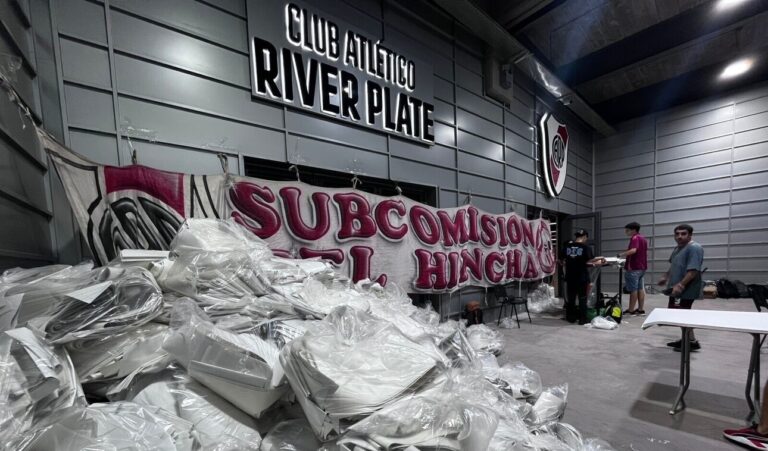 Preparativos de papelitos en las tribunas del estadio Monumental de River Plate