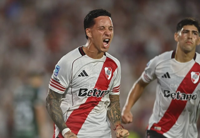 Escudo de River Plate y escudo de Belgrano de Córdoba enfrentados