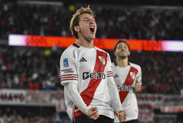 Jugadores de River Plate en partido de fútbol, previo al encuentro con Blooming.