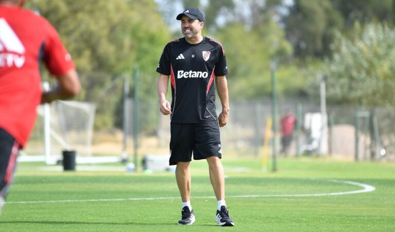 Eduardo Coudet, director técnico de River Plate, durante un partido.