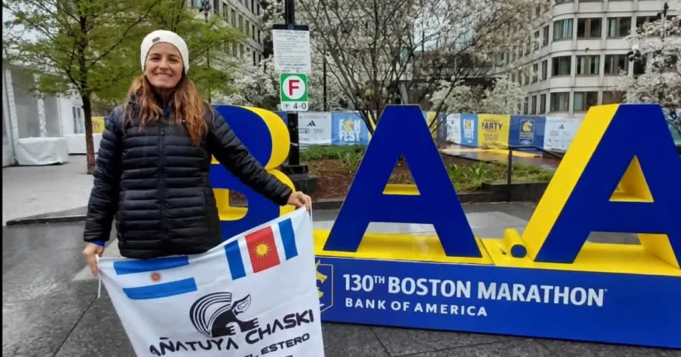 Romina Tonani, atleta de Añatuya, participando en el Maratón de Boston.