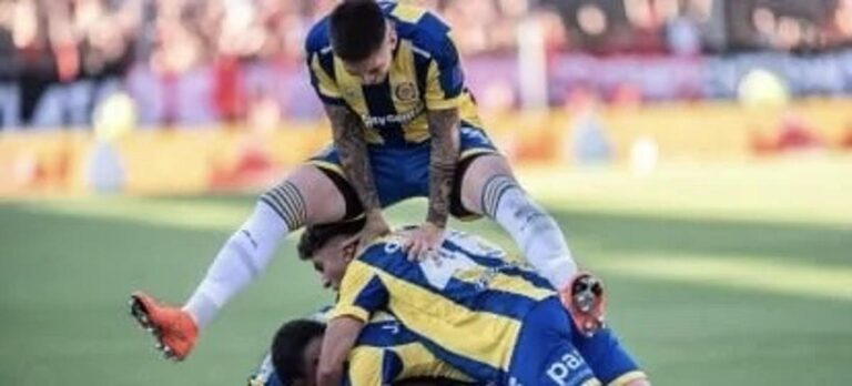 Escudos de Rosario Central y Atlético Tucumán enfrentados, representando el partido de fútbol.
