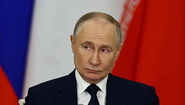 Bandera de Rusia e Irán con símbolos diplomáticos de fondo.