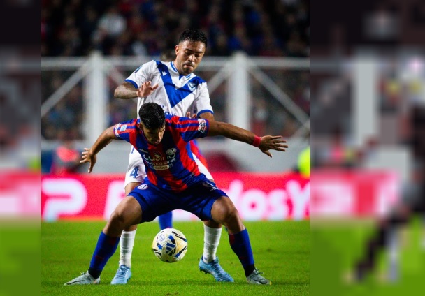 Jugadores de San Lorenzo y Vélez durante el partido en el estadio Pedro Bidegain.