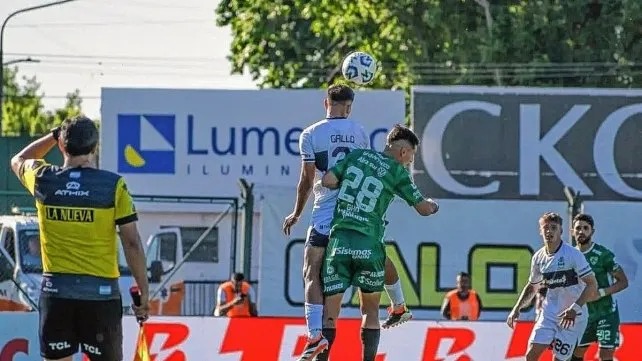 Jugadores de Sarmiento y Gimnasia disputando un partido de fútbol en el estadio Eva Perón.