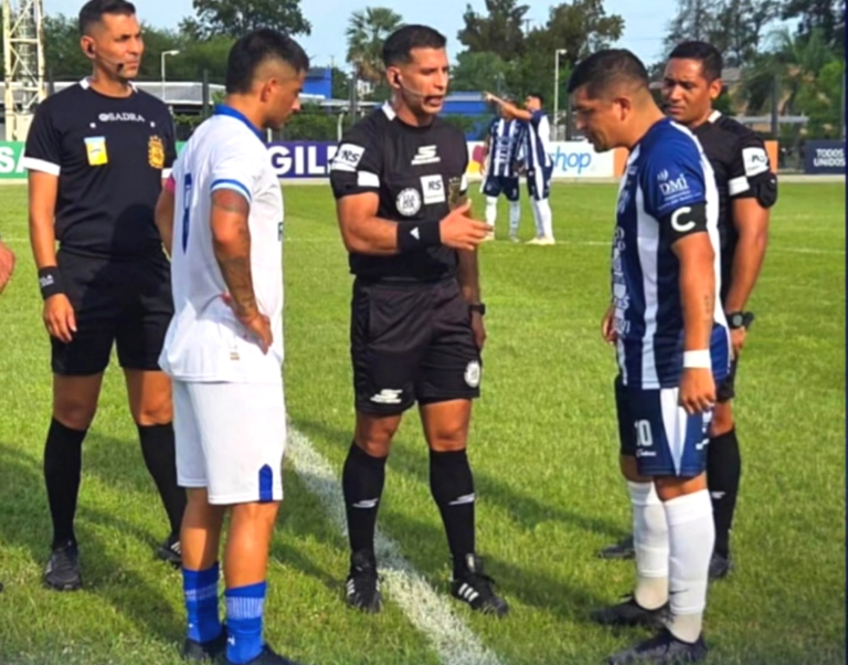 Jugadores de Sarmiento de La Banda en partido del Torneo Federal A.