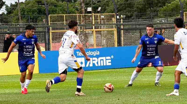 Partido entre Mitre de Misiones y Sarmiento en el estadio Tito Cucchiaroni
