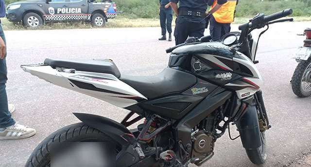 Ilustración de un control policial de tránsito en una ruta de Santiago del Estero