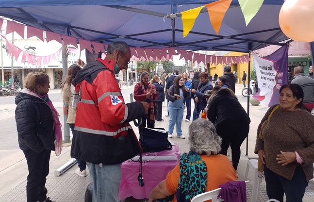Stand de vacunación de las UPA bandeñas en Rivadavia y Alem durante la Semana de Vacunación en las Américas 2026