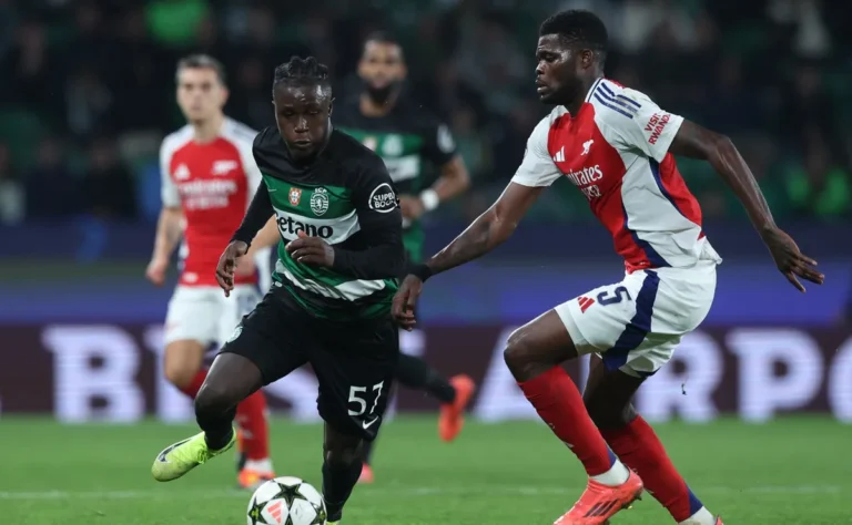 Los escudos del Sporting CP y el Arsenal, separados por el trofeo de la Champions League.