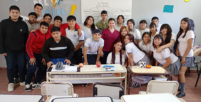 Ilustración representativa de un taller educativo sobre salud sexual y prevención de ITS en un aula.