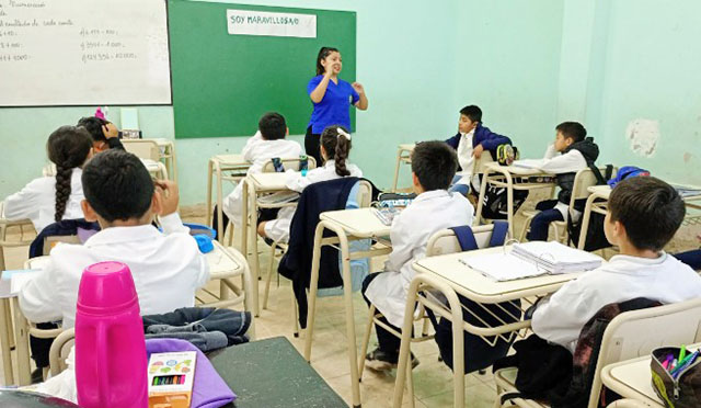 Personas participando en un taller de comunicación en un aula de Loreto, Santiago del Estero.