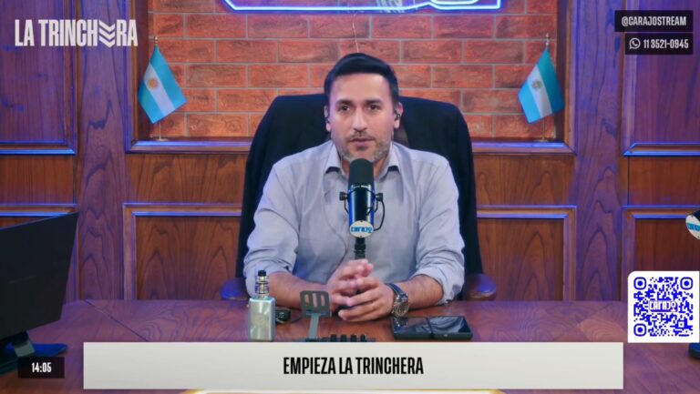 Estudio de grabación con pantallas y equipos de transmisión.