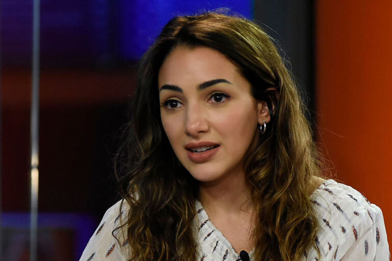 Thelma Fardin hablando frente a cámara en un video de redes sociales.