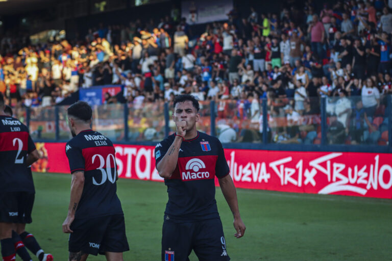 Jugadores de Tigre en un partido de fútbol, previo al encuentro con Alianza Atlético.