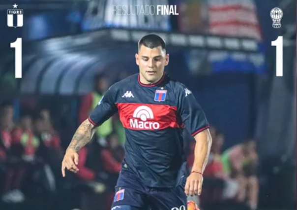 Jugadores de Tigre y Huracán disputando un partido de fútbol en el estadio José Dellagiovanna.