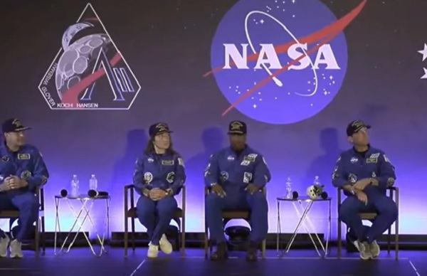 Tripulación de la misión Artemis II de la NASA durante una conferencia de prensa.