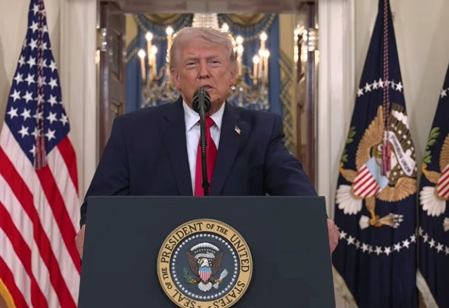 Donald Trump hablando en una conferencia de prensa