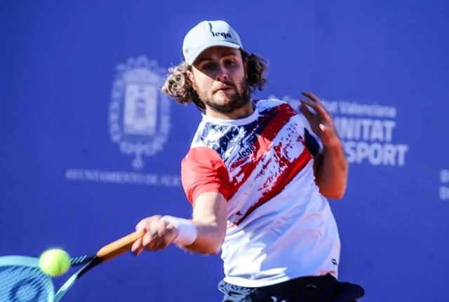 Marco Trungelliti compitiendo en un partido de tenis.