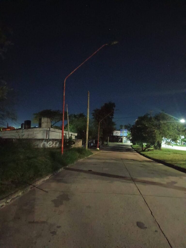 Trabajos de evaluación de daños en el alumbrado público de la avenida Madre de Ciudades, Santiago del Estero