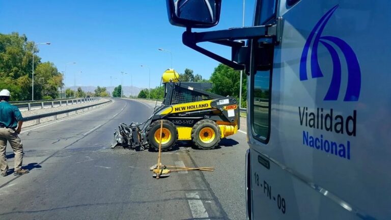 Maquinaria vial detenida en un camino, simbolizando la paralización denunciada en Vialidad Nacional.