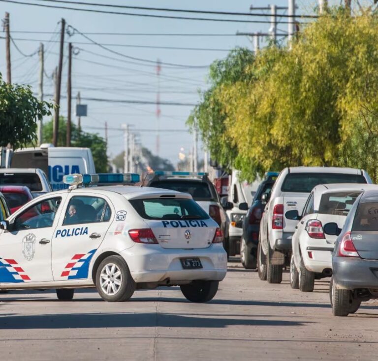 Agente de tránsito y funcionario municipal en Villa Atamisqui durante incidente en salida escolar