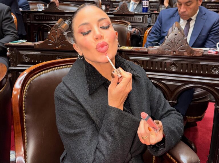 Virginia Gallardo sosteniendo un labial en la Cámara de Diputados